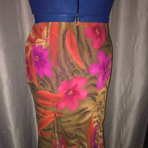 Women skirt with two splits in the front - Picture 4 of 5